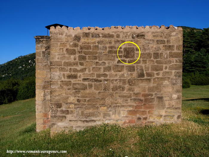 MURO OESTE DEL REFUGIO. CRISMN EMPOTRADO, SILLARES Y DOVELAS.